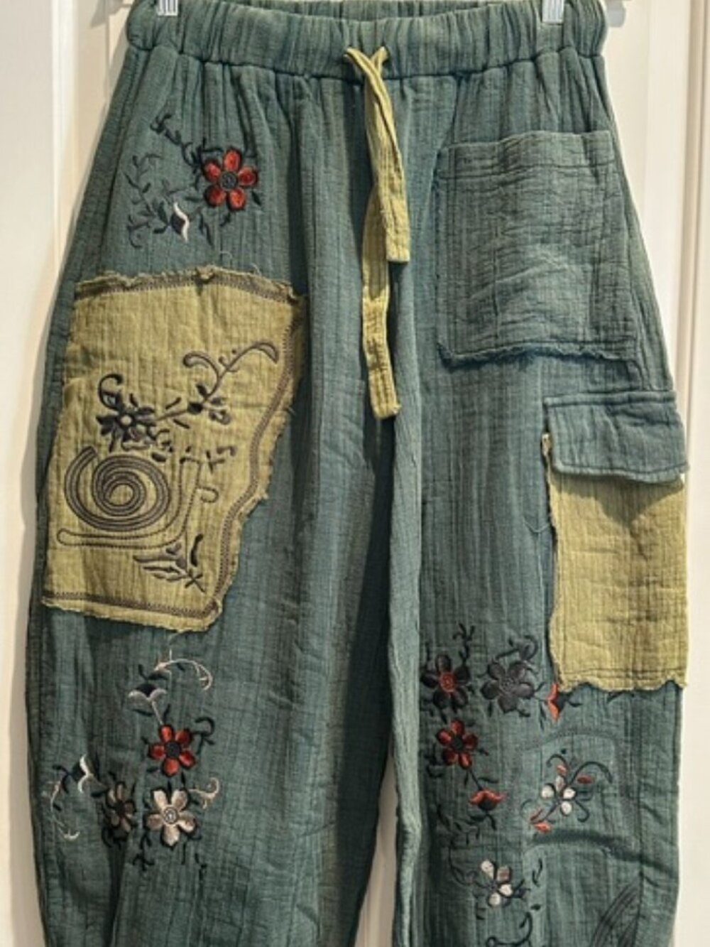 NWOT POL Green Floral Embroidered Joggers size- MEDIUM - Picture 6 of 9